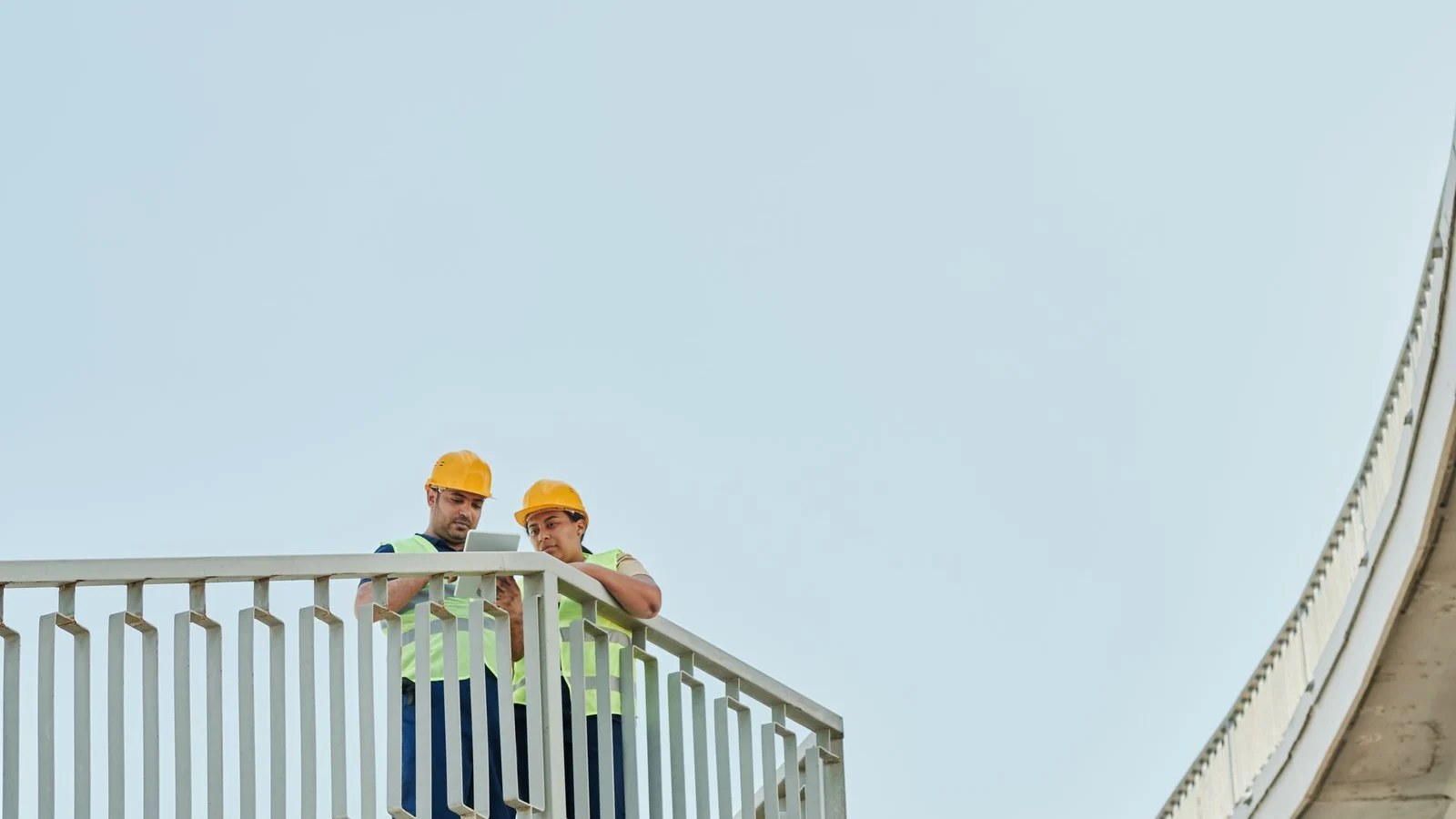 Ingenieros revisando una edificación