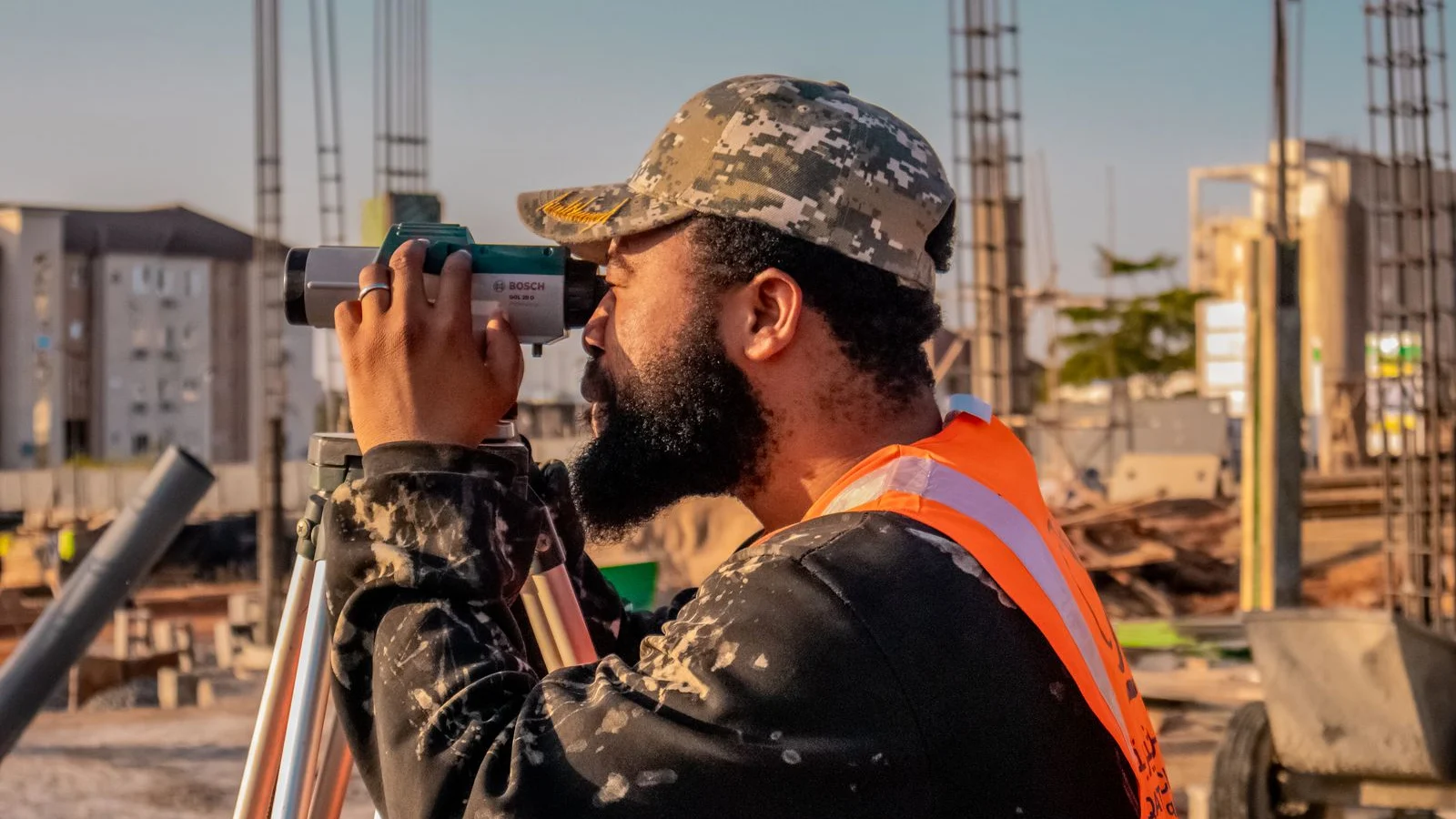 Técnico de Cartomon Topografía trabajando con teodolito