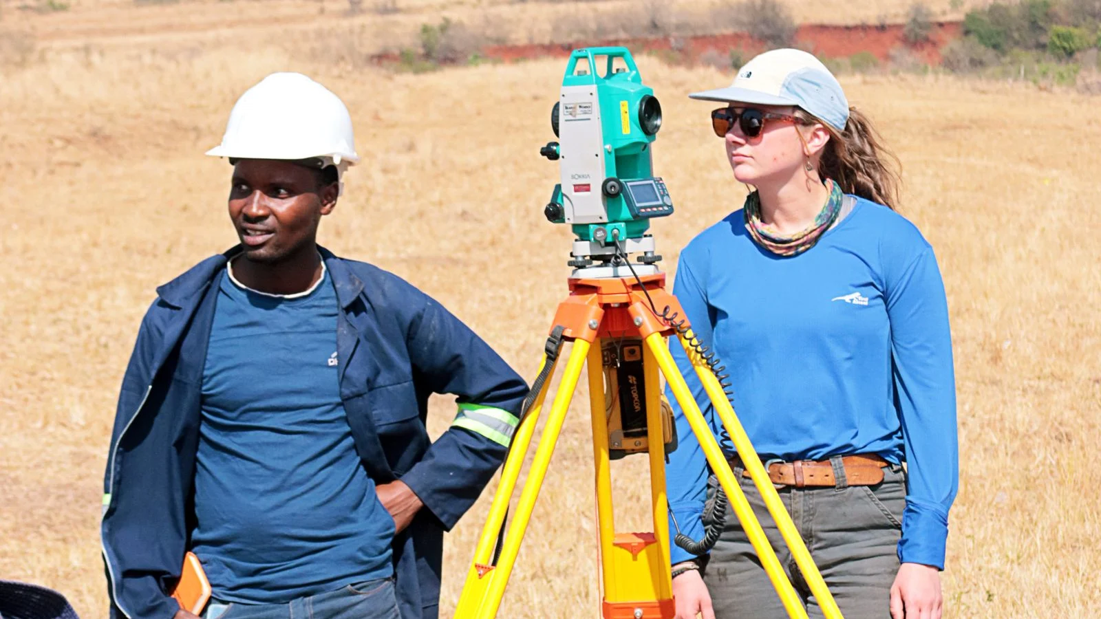 Equipo técnico midiendo terrenos